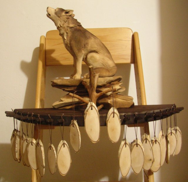 Vyjící vlk, lipové dřevo, 40 cm